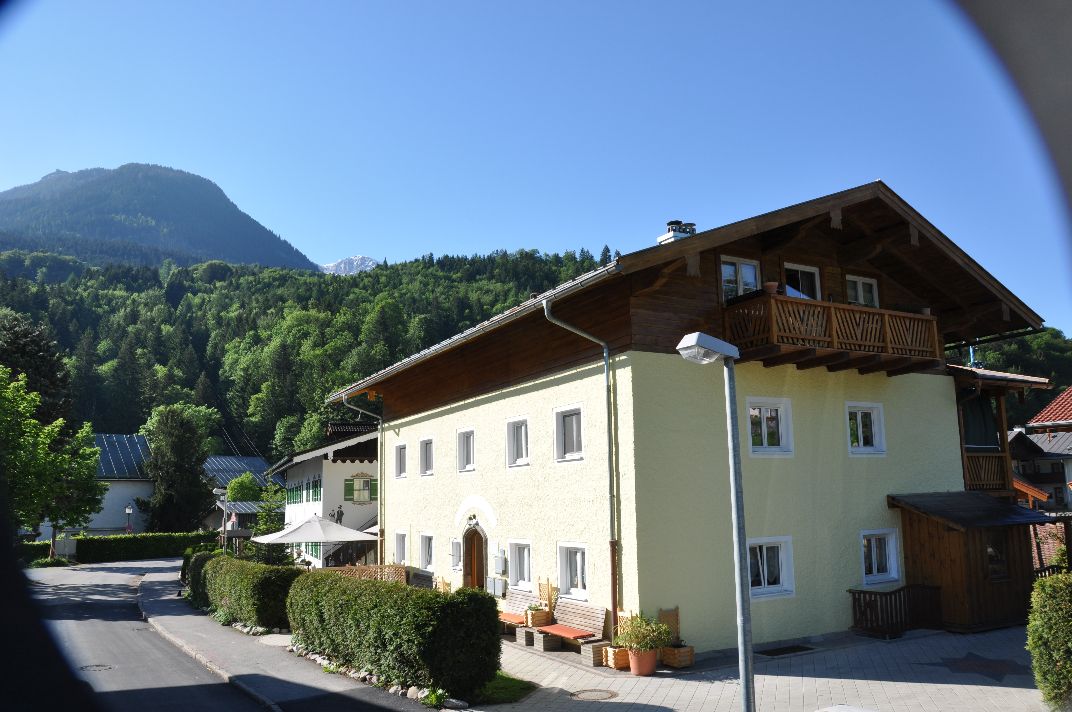 Haus mit Untersberg im Hintergrund